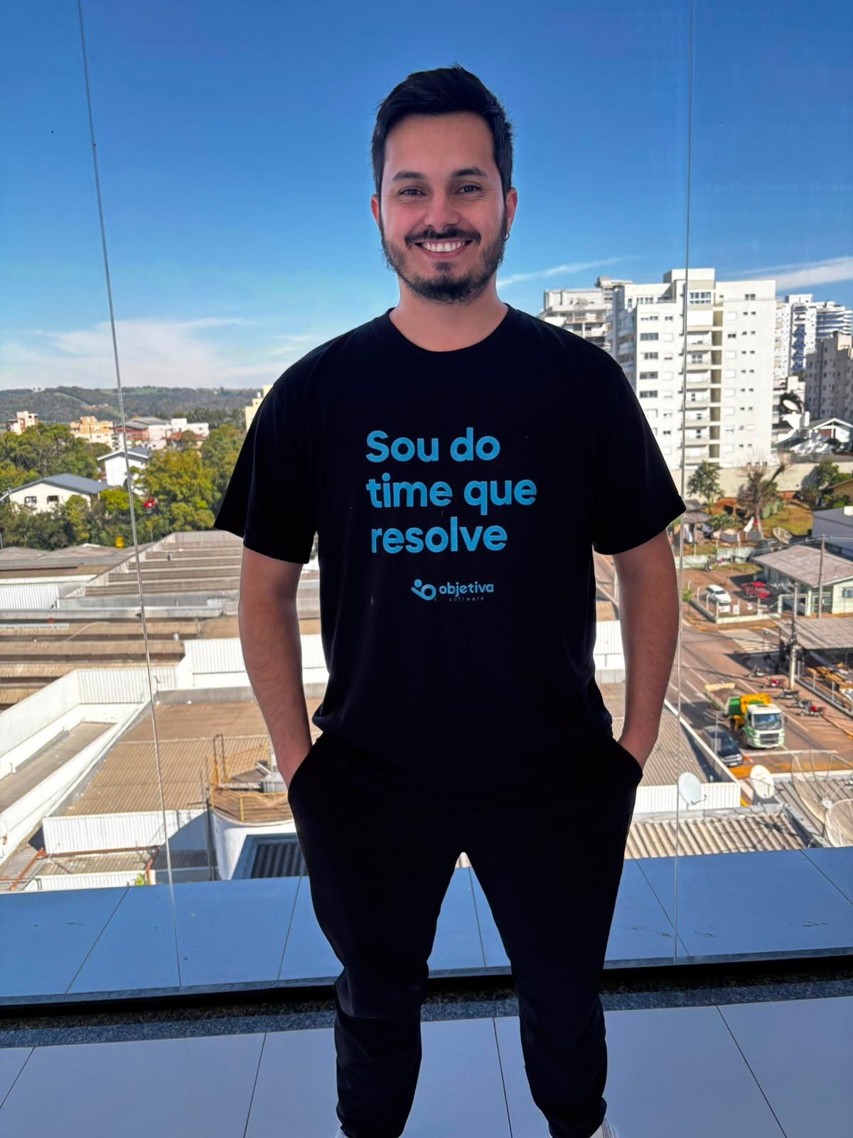 Matheus Maydana full-length, smiling, same balcony.