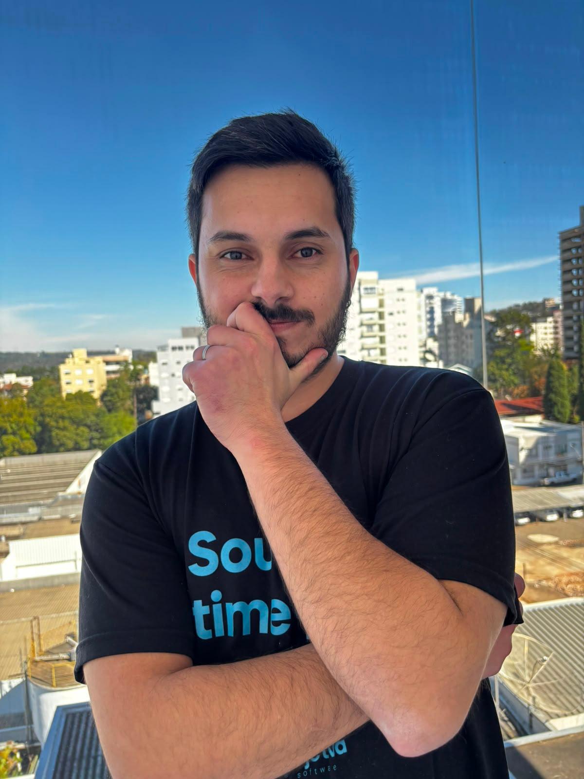 Matheus Maydana with a thoughtful expression, same balcony.